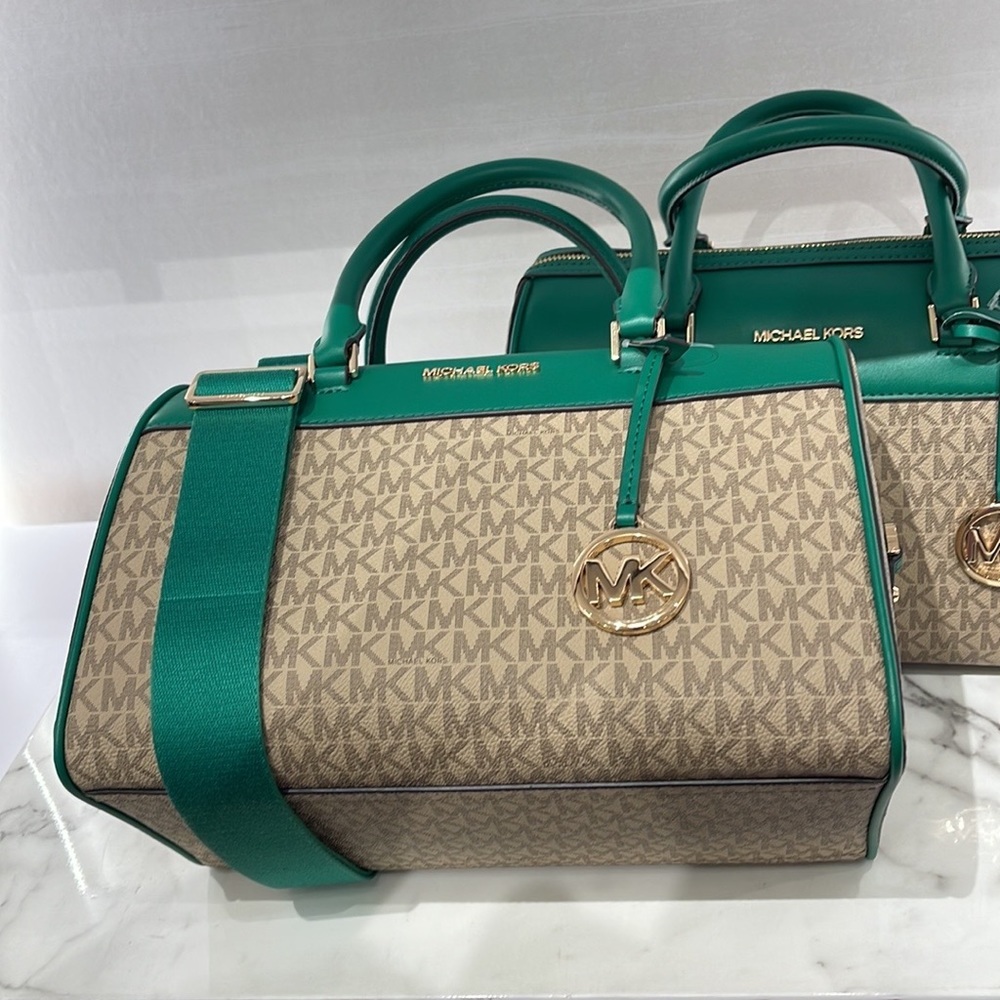 Michael Kors med Duffle Travel - Leather/Coated
PALMETTO GREEN
MD DUFFLE
NWT - Picture 15 of 16